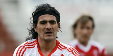River Plate's captain Ariel Ortega reacts during their Argentine First Division soccer match against Huracan in Buenos Aires, August 15, 2010\u002E REUTERS/Marcos Brindicci (ARGENTINA - Tags: SPORT SOCCER) cancha de huracan ariel burrito ortega campeonato torneo apertura 2010 futbol futbolistas partido huracan river plate