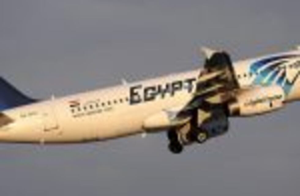 Hallaron rastros de explosivos en los cadáveres del avión egipcio estrellado en mayo