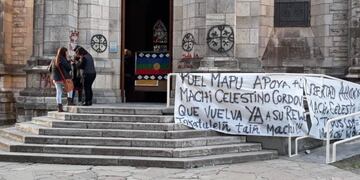 Mapuches tomaron la Catedral de Bariloche para pedir la liberación de un líder espiritual preso en Chile\u002E (Foto: Twitter/@HuenchGaspar)