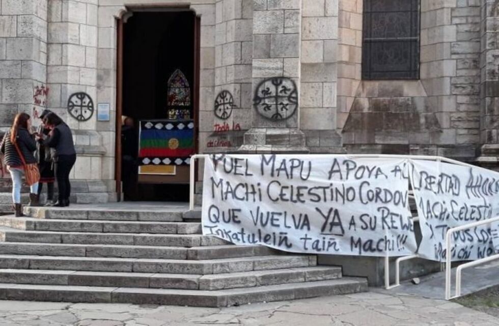 Mapuches tomaron la catedral de Bariloche y pidieron la liberación de uno de sus líderes