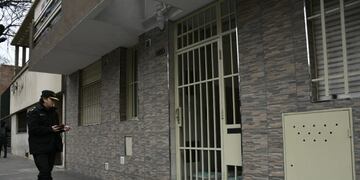 El edificio ubicado sobre Presidente Roca al 1900 fue inspeccionado por la policía\u002E (Juan José García)