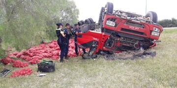 Vuelco camión cargado con cebollas