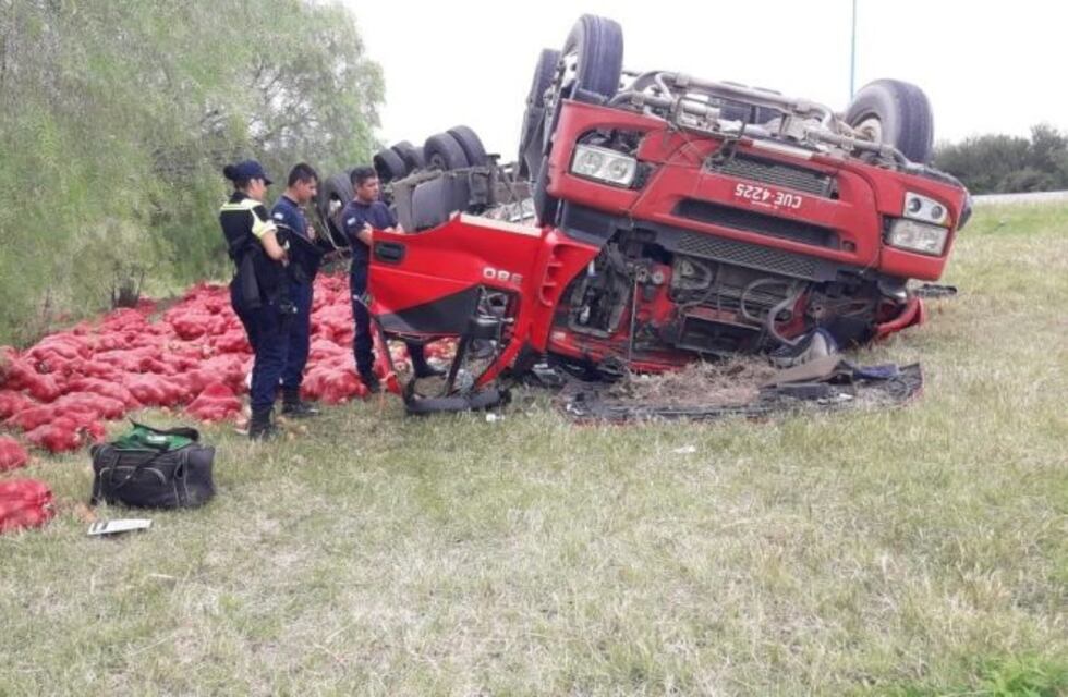Volcó un camión cargado con cebollas