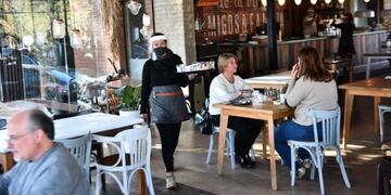 Los bares atenderán al 50 por ciento de su capacidad, con un tope de cien personas\u002E