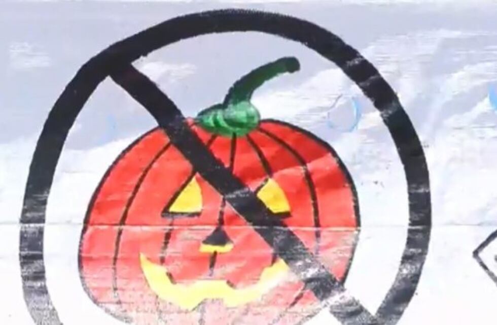 Pastor evangélico colgó un pasacalle contra rituales satánicos en Halloween