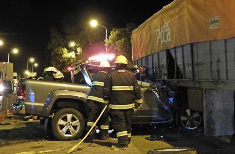 Terrible choque entre un camión y una pick up: conductor quedó atrapado