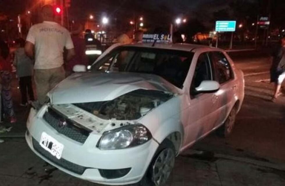 Perdió el control de su auto, se subió a la vereda y huyó en remís de la escena