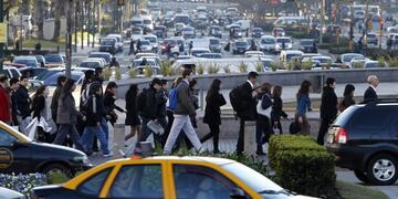 BUENOS AIRES (ARGENTINA) 13/08/2012 - Peatones cruzan hoy, lunes 13 de agosto de 2012, la avenida 9 de julio de Buenos Aires (Argentina), la cual se encuentra con gran caudal de tru00e1nsito vehicular a rau00edz de la huelga de los trabajadores de los subterru00e1neo