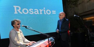 Juan Carlos Baglietto se subió al escenario en San Telmo para acompañar al compositor\u002E (@MonicaFein)