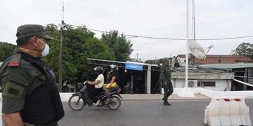 Officers of the Argentine Gendarmeri stand guard at a checkpoint in the border city of Clorinda, across from Nanawa, 50 km of Asuncion, on March 16, 2020 after Argentina closed its borders as a precautionary measure against the spread of the new coronavirus, COVID-19\u002E - Argentina's President Alberto Fernandez announced on March 15, the closure of the country's borders an frontera  fronteras gendarmeria     Argentina\u002E (Photo by Norberto DUARTE / AFP)