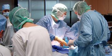 Médicos realizando una operación (AP: Chu lyon)