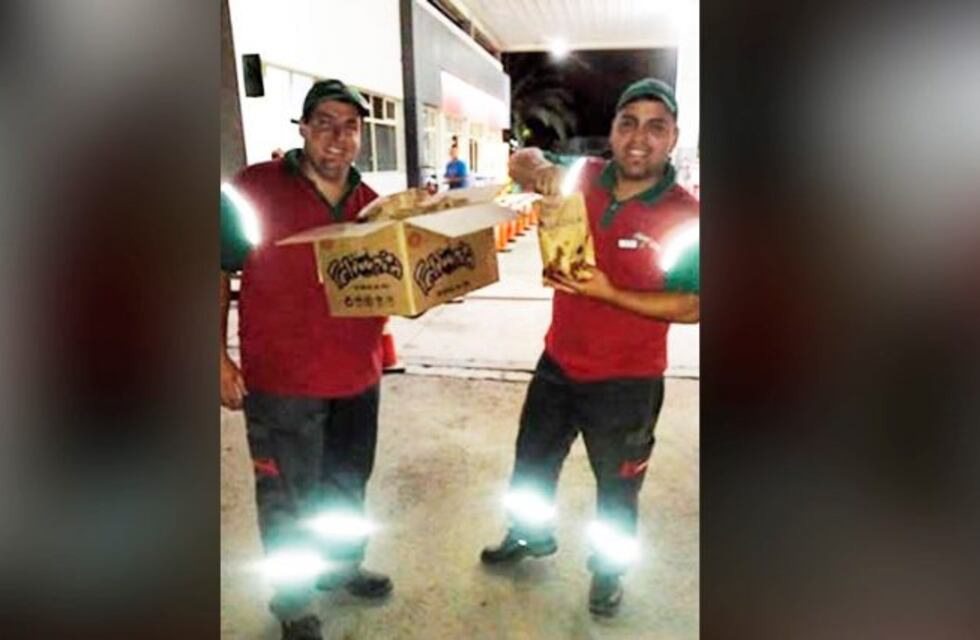Mujeres pampeanas regalan tortas fritas a los camioneros que pasan por La Adela