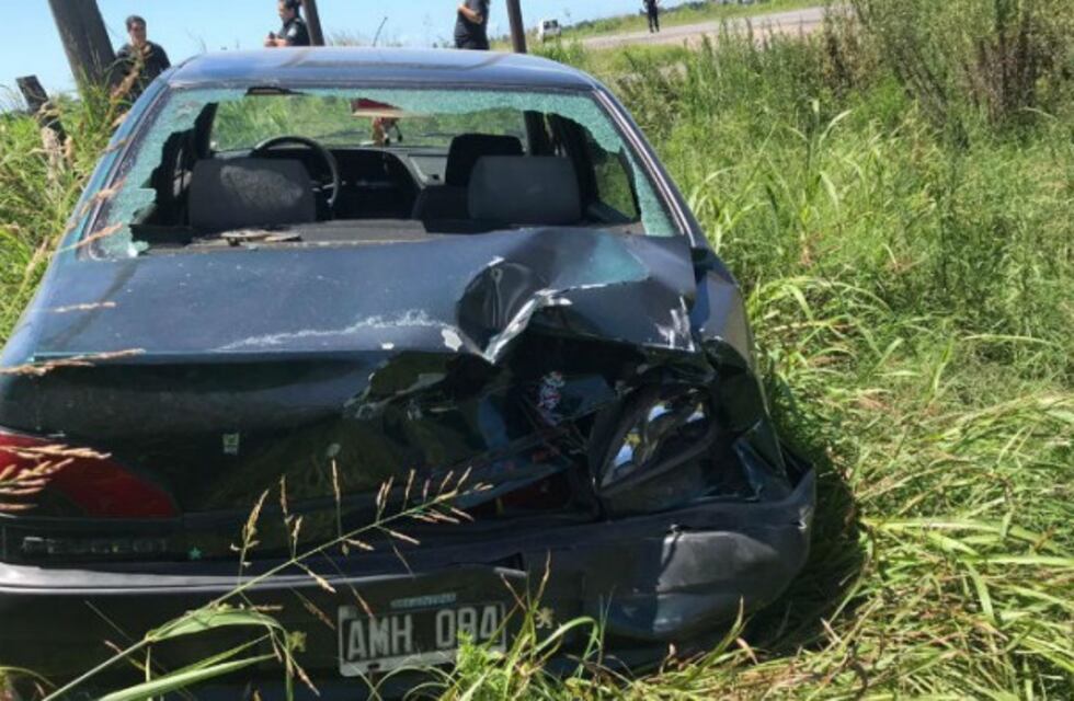 Auto quedó destruido tras chocar con un camión a la altura de Villa Esperanza