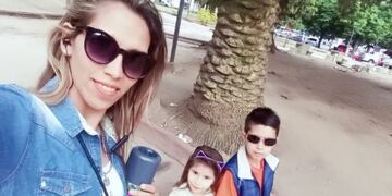 Mónica y sus hijos de 5 y 9 años (Crónica)