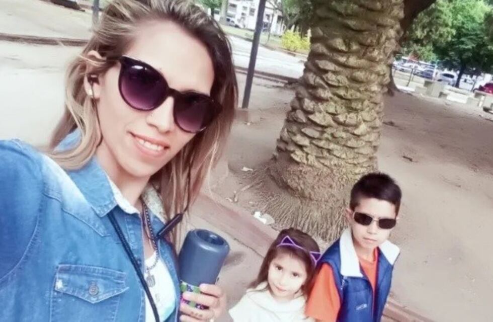 Tras un incendio, perdió su casa y vive en la calle con sus hijos