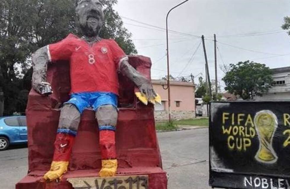 Quemaron en La Plata un muñeco de Arturo Vidal