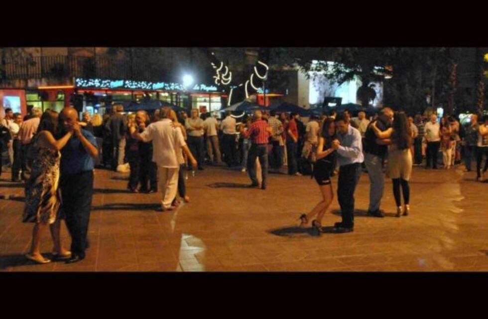 Día Nacional del Tango: milonga popular en la ex Plaza Vélez Sársfield