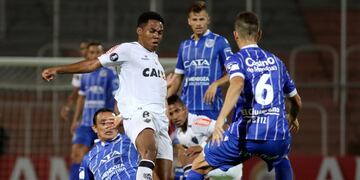 ARG101. MENDOZA (ARGENTINA), 08/03/2017.- El jugador de Atlu00e9tico Mineiro Elu00edas (i) disputa el balu00f3n con Danilo Ortiz (d), de Godoy Cruz, hoy, miu00e9rcoles 8 de marzo de 2016, antes de un partido por el grupo 6 de la Copa Libertadores entre el Godoy Cruz arge