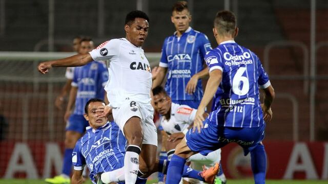 ARG101. MENDOZA (ARGENTINA), 08/03/2017.- El jugador de Atlu00e9tico Mineiro Elu00edas (i) disputa el balu00f3n con Danilo Ortiz (d), de Godoy Cruz, hoy, miu00e9rcoles 8 de marzo de 2016, antes de un partido por el grupo 6 de la Copa Libertadores entre el Godoy Cruz arge