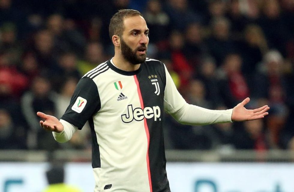 Gonzalo Higuaín interrumpió el aislamiento impuesto por Juventus y regresó a la Argentina