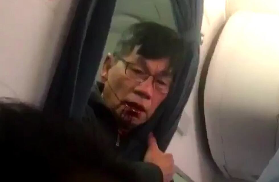 El hombre que fue sacado a la fuerza de un vuelo de United Airlines demandará a la aerolínea