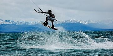 Kitesurf en lago Fagnano, Tolhuin\u002E Foto / Facebook: TDF Kitesurf