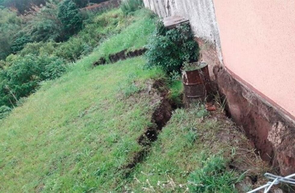 El Arroyo Colorado se desbordó y temen que las casas se derrumben