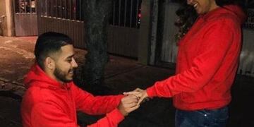 El momento en el que le proponen matrimonio a la joven\u002E (Facebook)