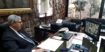 El vicegobernador de Jujuy, Carlos Haquim, durante su participación en la reunión virtual del Parlamento del NOA\u002E