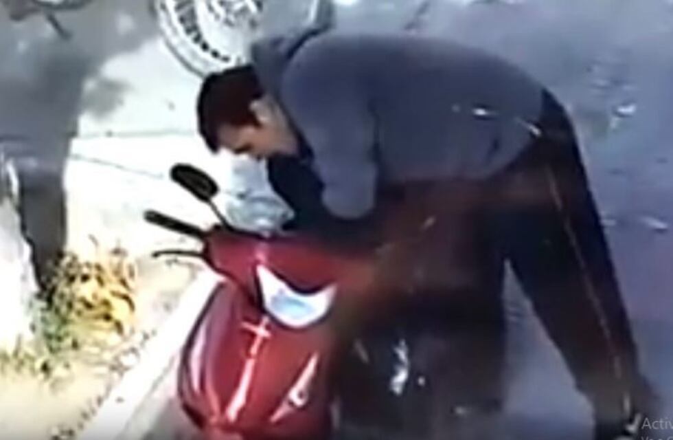 La Banda: cámara de seguridad de un local registró el robo de una moto