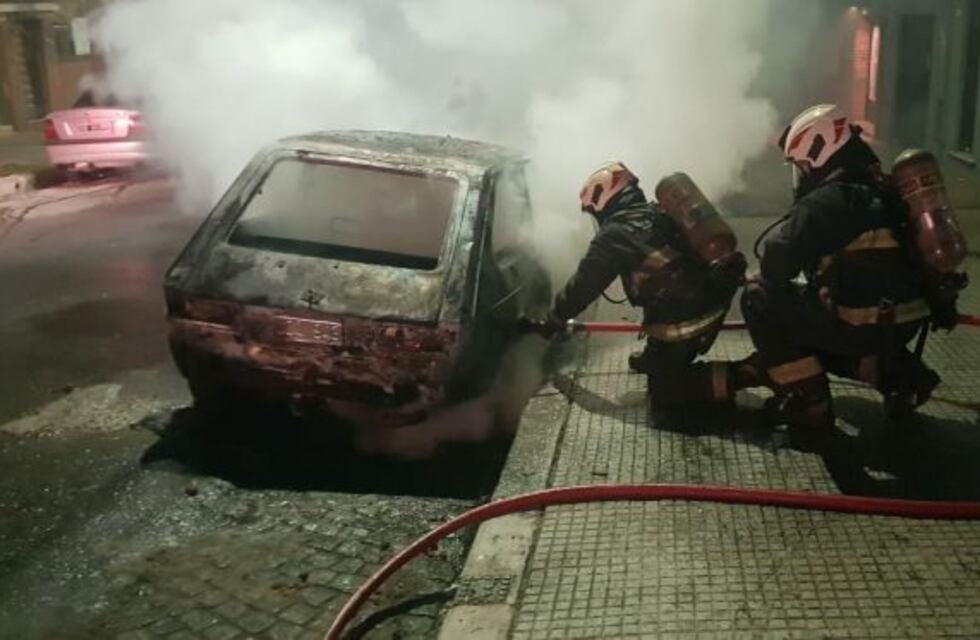 El video del ataque del pirómano de Villa Crespo: incendió 7 autos y 6 motos