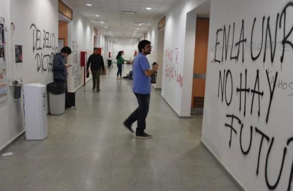 Roca: reclamo, toma y desalojo en la UNRN