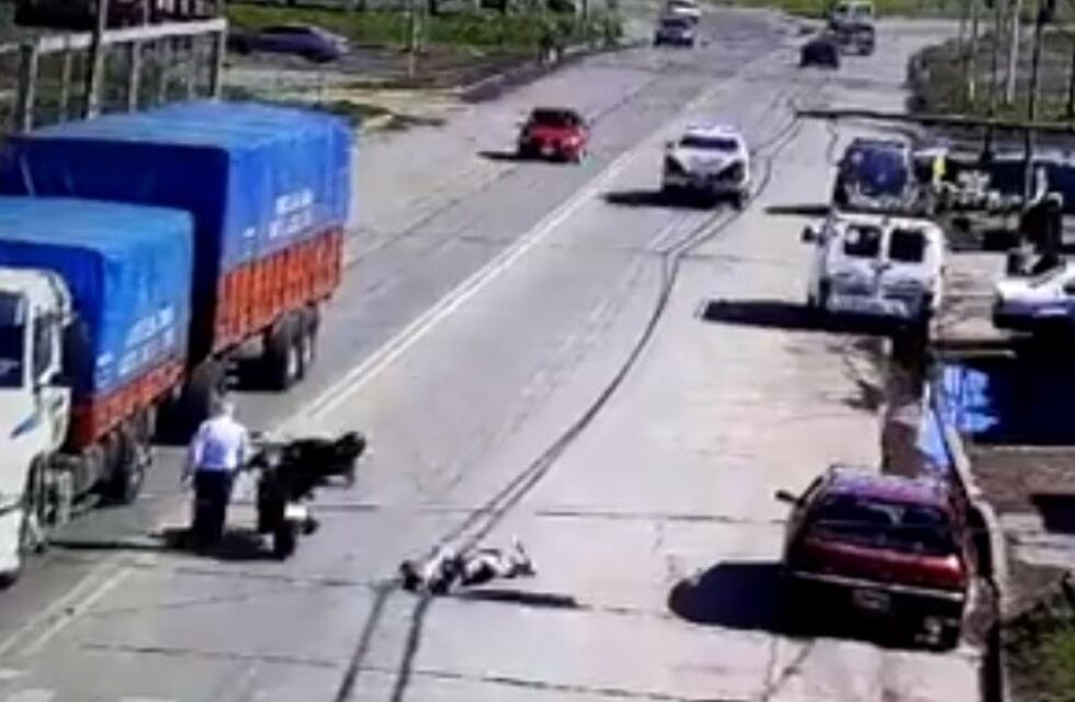 Atropelló a un hombre y se salvó de milagro de no terminar abajo de un camión