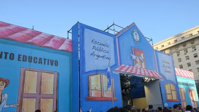 BUENOS AIRES (ARGENTINA), 12/4/2017.- Docentes argentinos instalan una escuela itinerante hoy, miu00e9rcoles 12 de abril de 2017, durante una protesta para pedir aumento de salario en Buenos Aires (Argentina). Agrupaciones de docentes argentinos optaron por i