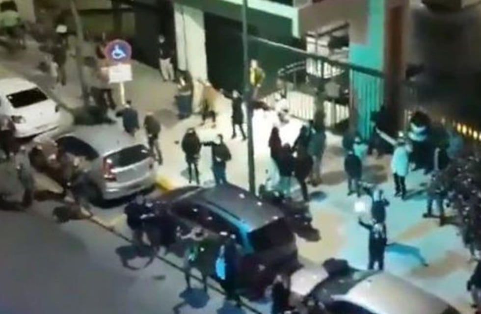 Polémica: en plena cuarentena, vecinos de Recoleta salieron a la calle a bailar al ritmo de un DJ