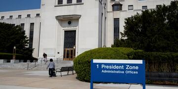 The entrance to Walter Reed National Military Medical Center is seen in Bethesda, Md\u002E, Monday, May 14, 2018\u002E First lady underwent a procedure Monday morning to treat a benign kidney condition and will likely be hospitalized for the rest of the week, the White House said\u002E (AP Photo/Carolyn Kaster) eeuu operacion de la primera dama norteamericana Walter Reed National Military Medical Center centro donde fue intervenida la esposa del presidente