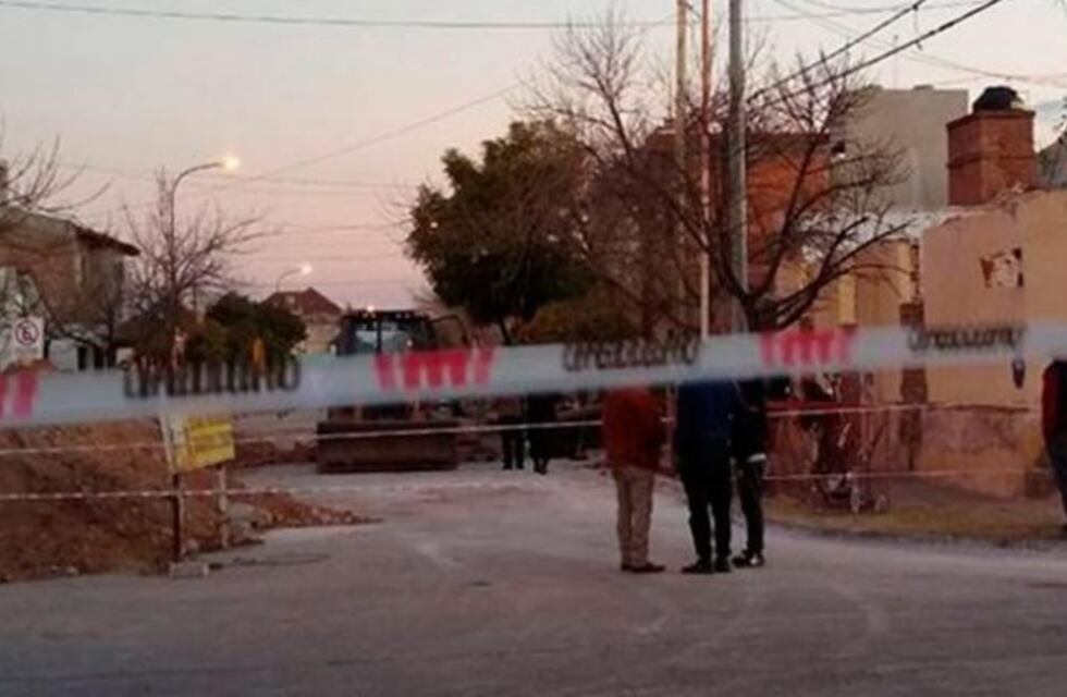 Comenzaron a demoler la casa que se derrumbó en San Luis