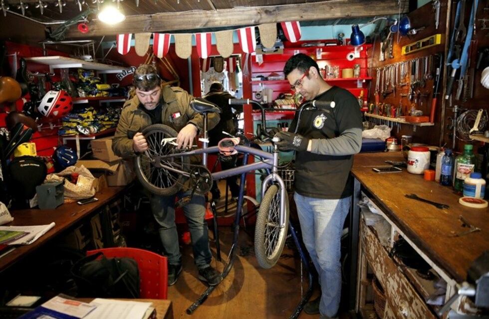 Reparan bicicletas donadas para regalarlas a chicos de villa Fraga