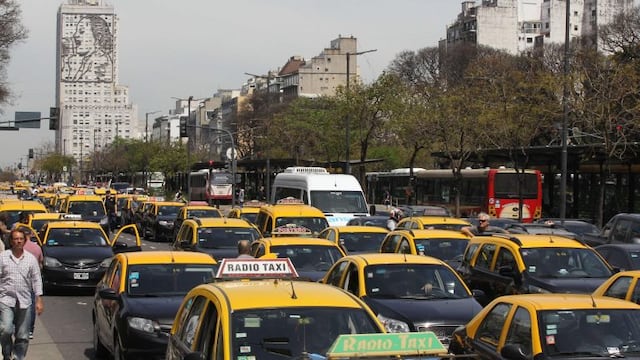 Taxistas protestan contra Uber\u002E (EFE)