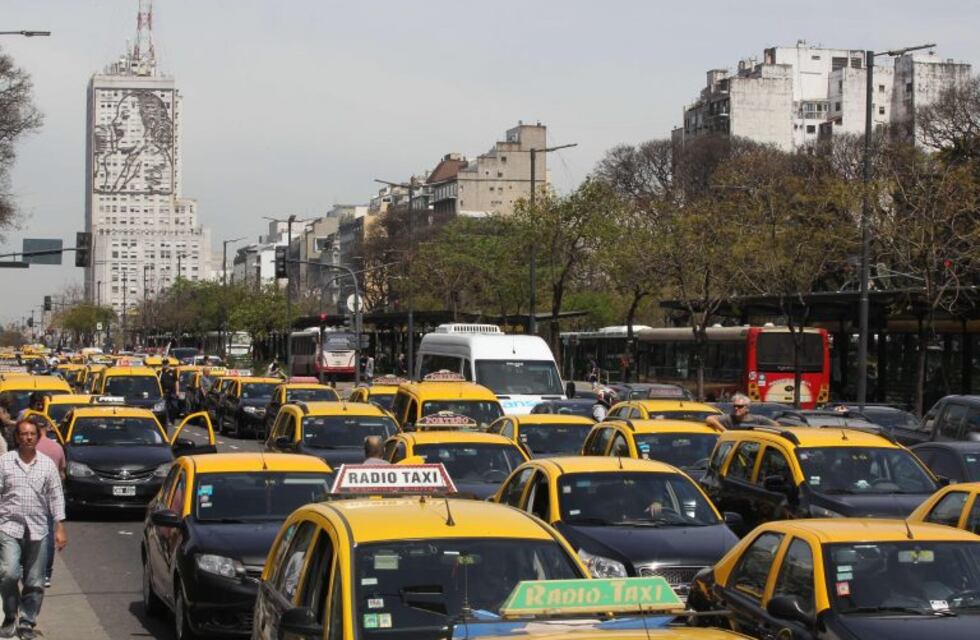 Taxistas exigieron al gobierno porteño "que de una vez por todas" detenga el funcionamiento de Uber
