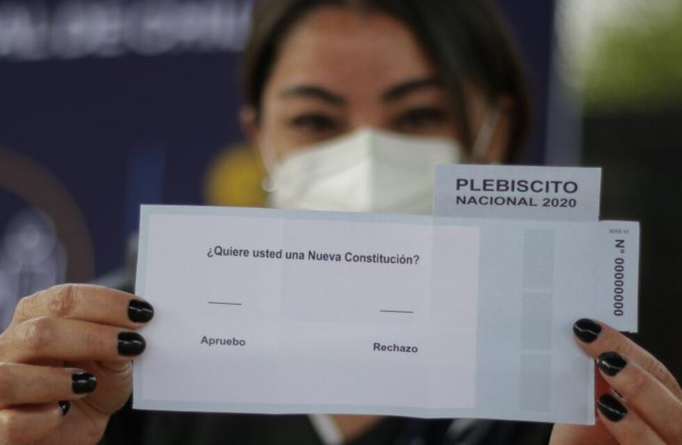 Los chilenos residentes en Argentina votan en el plebiscito constitucional