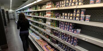 DYN13, BUENOS AIRES 27/05/13, EN LOS PROXIMOS DIAS LLEGARAN A LAS GONDOLAS LA SUBAS DE PRECIOS QUE APROBO EL GOBIERNO aumento en los productos alimentos comida buenos aires aumento suba en los productos alimentos gondola gondolas con productos lacteos supermercado