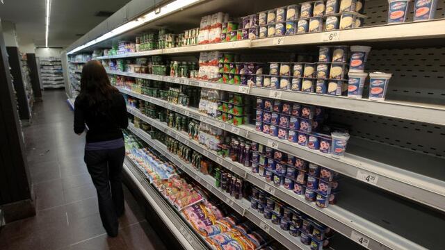 DYN13, BUENOS AIRES 27/05/13, EN LOS PROXIMOS DIAS LLEGARAN A LAS GONDOLAS LA SUBAS DE PRECIOS QUE APROBO EL GOBIERNO aumento en los productos alimentos comida  buenos aires  aumento suba en los productos alimentos gondola gondolas con productos lacteos supermercado