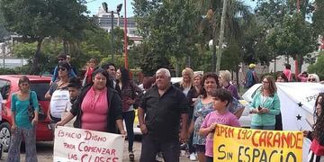 Caravana de autos en reclamo por el IPEM 190 Carande Carro de Carlos Paz\u002E (Foto: Web)\u002E