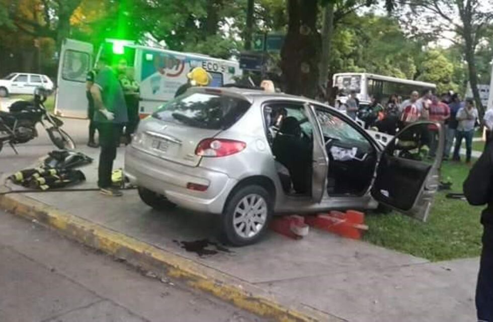 Un joven perdió el control de su automóvil y se llevó por delante un cartel de transito