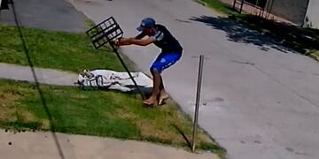 Se robaron un canasto de basura en Rufino y quedaron escrachados por la cámara