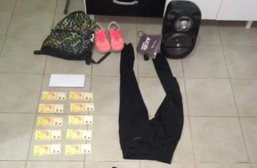 Pagó un equipo de música con billetes truchos y cuando la detuvieron hallaron más