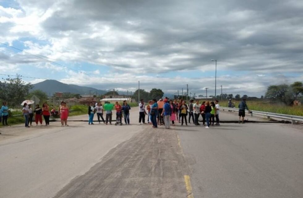 Cortan la ruta 26 en Cerrillos pidiendo obras