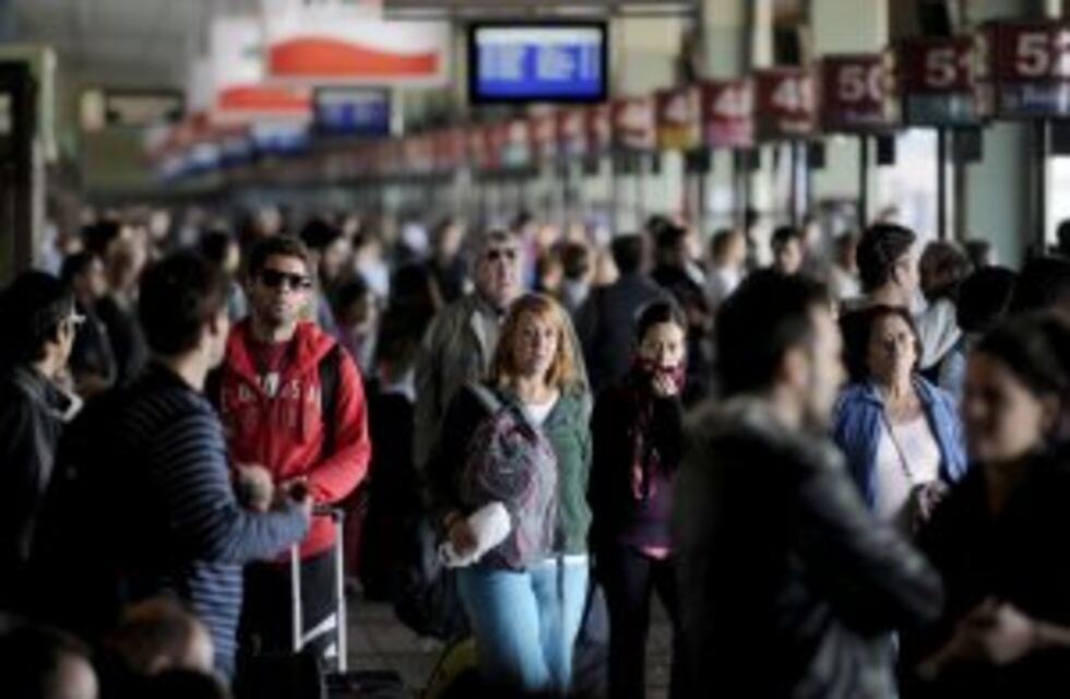 Miles de personas colmaron la terminal de Retiro en el inicio del "éxodo" por las vacaciones