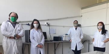 Científicos de la UNLP crearon el primer test serológico rápido para detectar COVID-19\u002E Funciona de modo similar a los test de embarazo\u002E En 5 minutos permite saber si la persona está o estuvo infectada con el virus (UNLP)